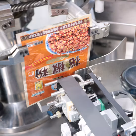 Kundenspezifische automatische Couscous-Chili-Hefe-Maismehl-Verpackungsmaschine zum Füllen von Plastiktüten mit Lebensmittelpulver und zum Versiegeln von Verpackungen/Verpackungsmaschinen